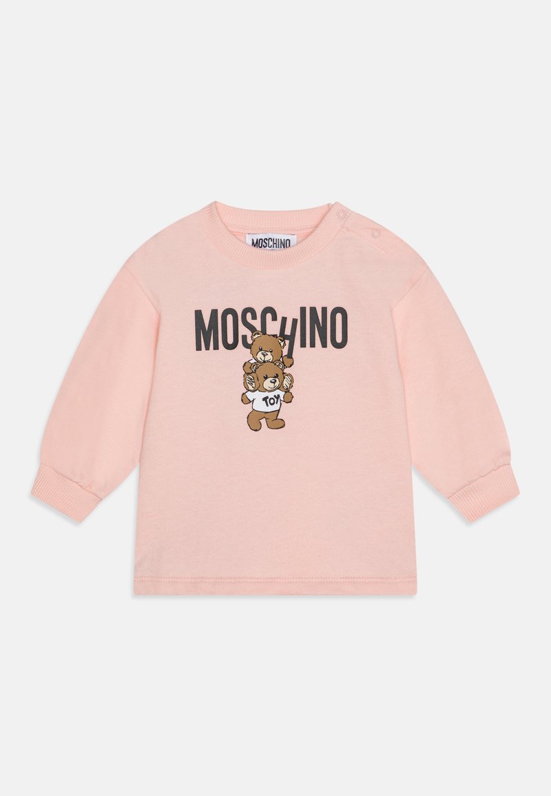 Rosa langermet genser med rund hals, med Moschino-logo og grafikk av to tegneserie-bjørner. Trykknappdetalj på skulderen.