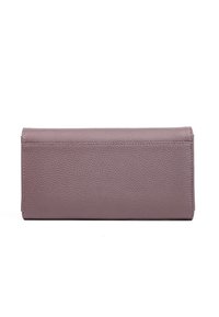 Portafoglio rettangolare in pelle mauve texturizzata, con chiusura liscia e design minimalista. Dettagli di cucitura sottile lungo i bordi.