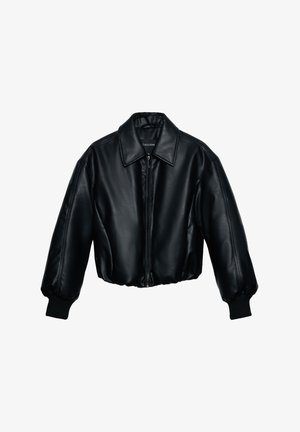 Schwarze, kurze Bomberjacke aus Kunstleder mit durchgehendem Reißverschluss, weitem Kragen sowie gerippten Bündchen und Saum.