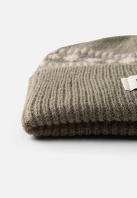 Gorro de lã tricotado em verde oliváceo com uma textura canelada, apresentando riscas horizontais em azul claro e bege, e uma pequena etiqueta branca.