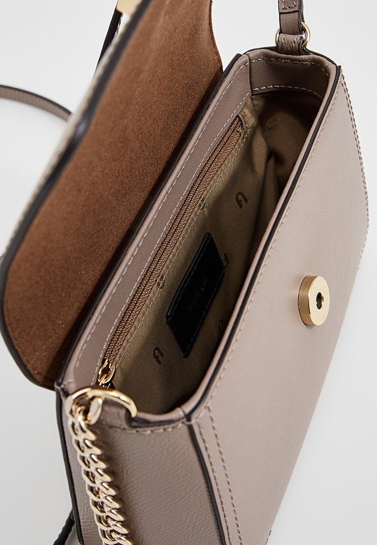 Rechteckige Handtasche aus glattem taupefarbenem Leder, mit einem Magnetverschluss, goldenen Beschlägen, einer Kettenakzentuierung und einem weichen Stoffinnenraum.