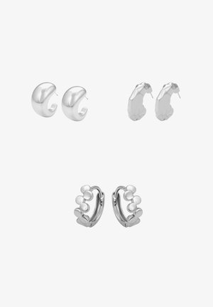 Set aus drei Paar silbernen Ohrringen: zwei gebogene Creolen und eines mit abgerundeten Perlenakzenten. Durchgehend glatte, glänzende Metalloberfläche.