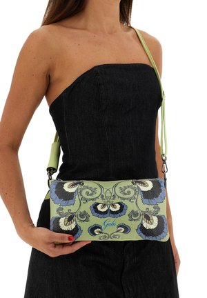 Clutch verde con motivo a fantasia e fiori blu e neri, dotato di chiusura con cerniera e tracolla staccabile di colore verde chiaro.