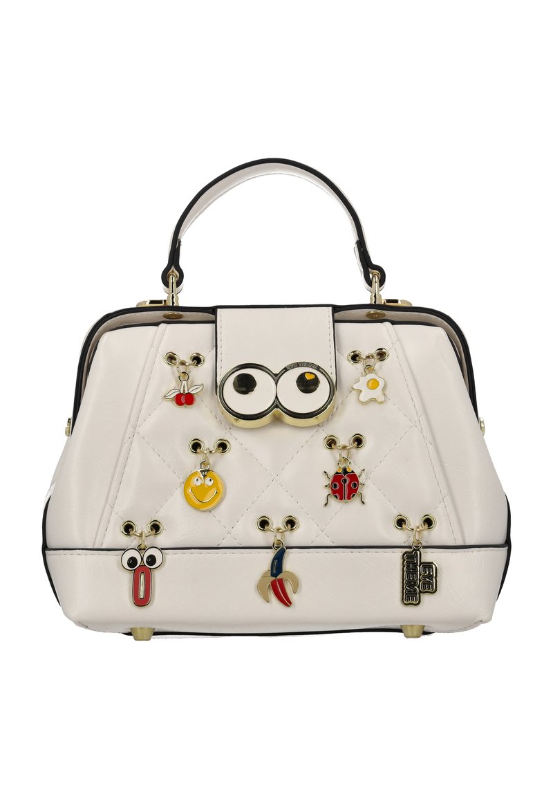 Bolso blanco acolchado con ribete negro, adornado con divertidos charms metálicos que incluyen caras sonrientes e insectos. Asa superior resistente y herrajes decorativos.