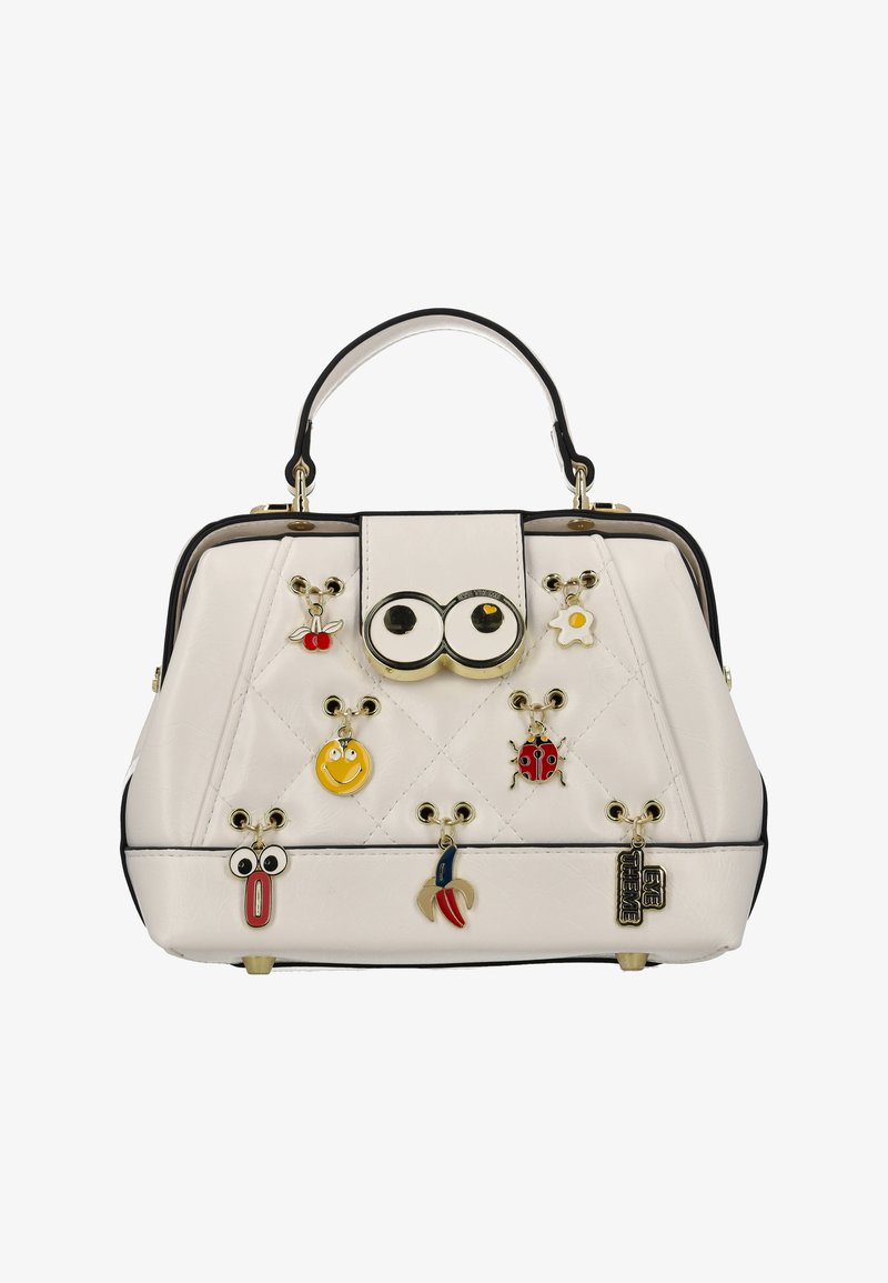Bolso blanco acolchado con ribete negro, adornado con divertidos charms metálicos que incluyen caras sonrientes e insectos. Asa superior resistente y herrajes decorativos.