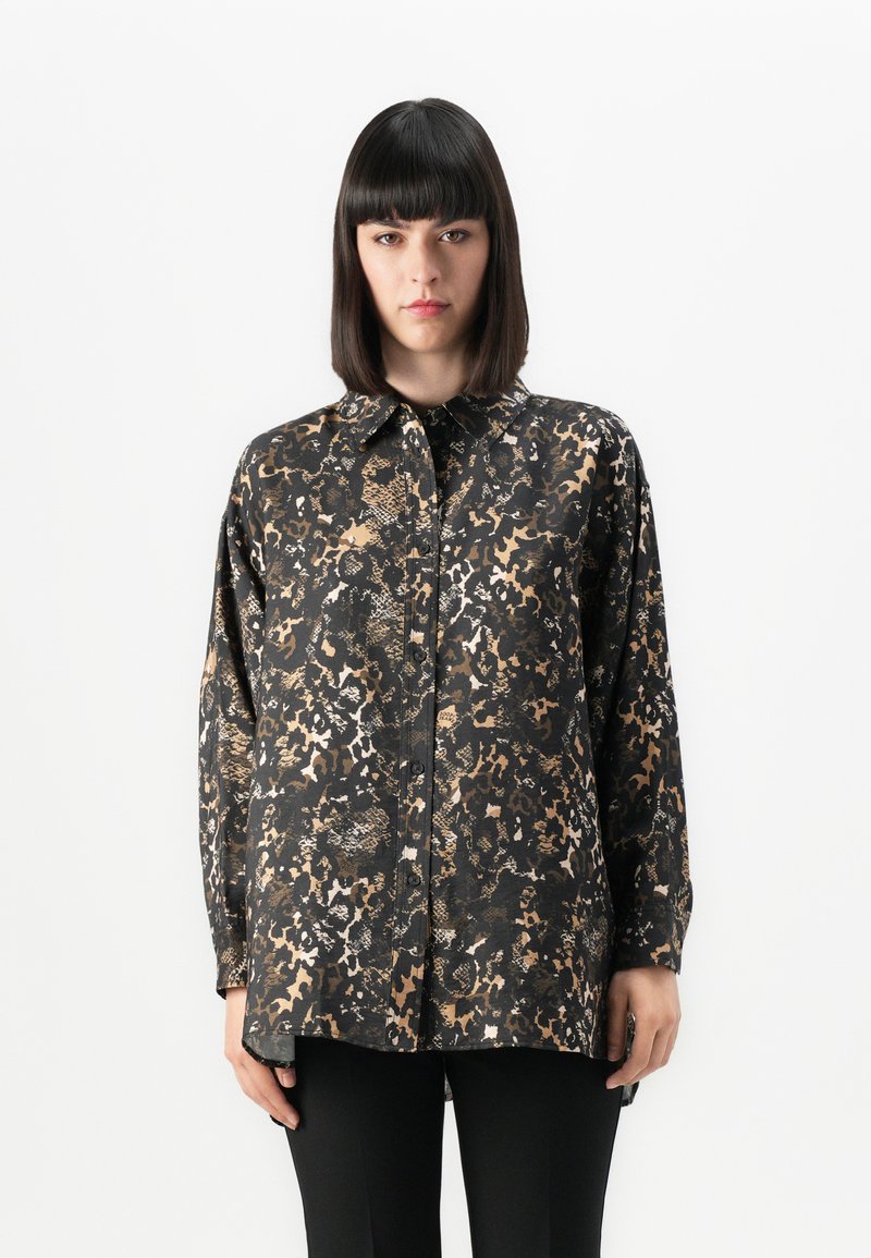 Camicia nera e oro con motivo, colletto, maniche lunghe e chiusura a bottoni; presenta un design elegante e una texture liscia.