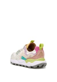 Bunt gefärbter Sneaker aus Wildleder und Mesh-Materialien, mit grünen und rosa Akzenten, strukturierten Überzügen und einer robusten weißen Sohle mit Traktion.