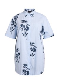 Camisa de manga corta azul claro con un patrón de rayas verticales y motivos florales en azul oscuro. Parte delantera con botones y cuello clásico.