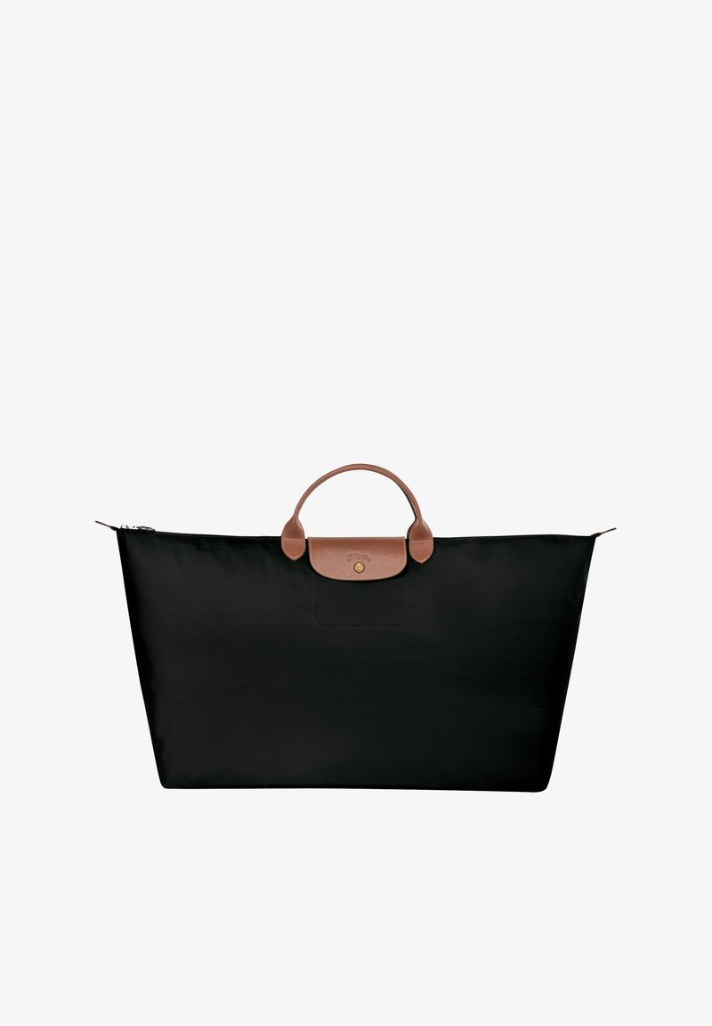 Schwarze Nylon-Tote mit einem braunen Ledergriff und Akzenten, ausgestattet mit einem Reißverschluss und einer Klapptasche auf der Vorderseite. Große rechteckige Form.