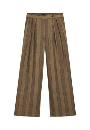 Brune bukser med vide ben og lodrette mørkere striber, plisseringer foran, sidelommer og lukkes med en knap i taljen.
