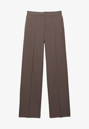Pantalon marron à jambes larges avec pli devant, passants de ceinture, fermeture par bouton et braguette zippée.