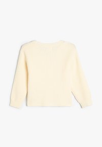Cremfarbener gerippter Pullover mit langen Ärmeln, rundem Ausschnitt und strukturiertem Strick. Die Rückseite zeigt ein einfaches, schmuckloses Design.