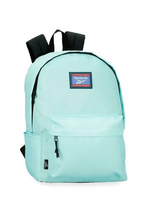 Mochila Reebok azul claro con correas de hombro acolchadas negras, bolsillo frontal con cremallera, bolsillo lateral y parche con el logo en la parte superior central.