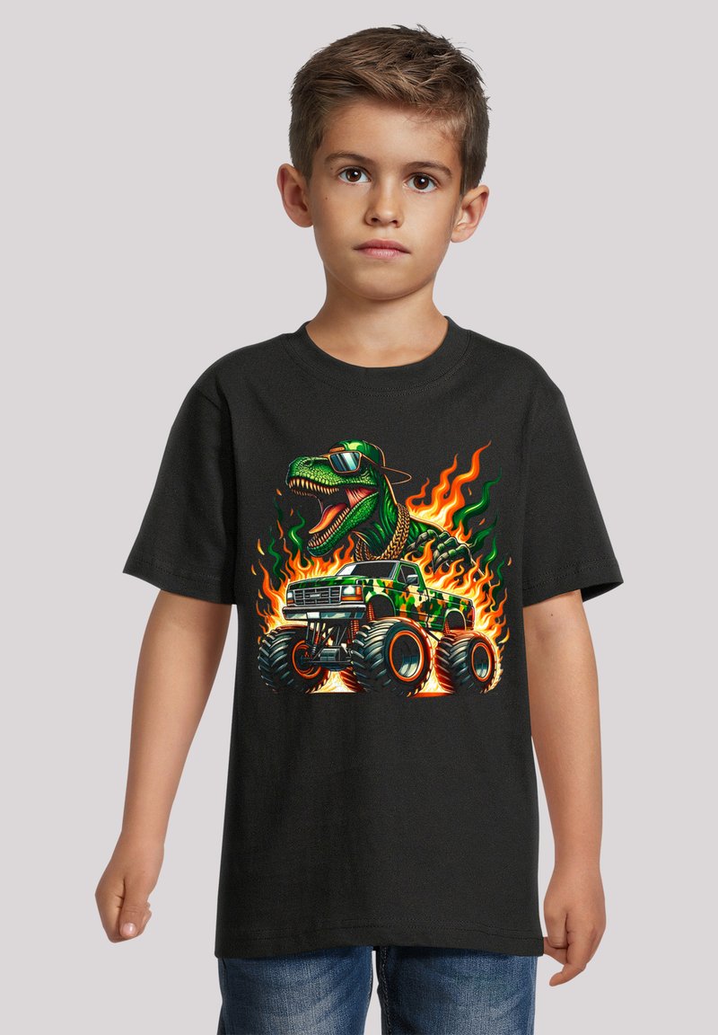 Zwarte t-shirt met een graphic van een dinosaurus in een zonnebril die een kleurrijke monstertruck met vlammen en camouflage ontwerp rijdt.