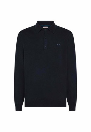 Polo a maniche lunghe nera realizzata in tessuto morbido con colletto abbottonato, caratterizzata da un discreto logo blu navy sul petto.