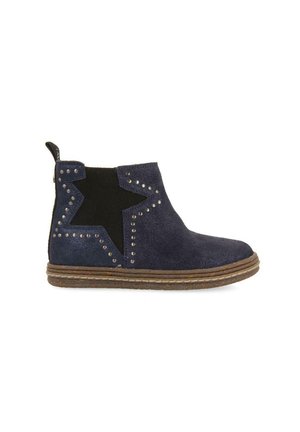 Stivaletti ankle in suede blu navy con un design a stella in elastico nero, dettagli borchiati e suola testurizzata, dotati di una linguetta per facilitare l'indossamento.