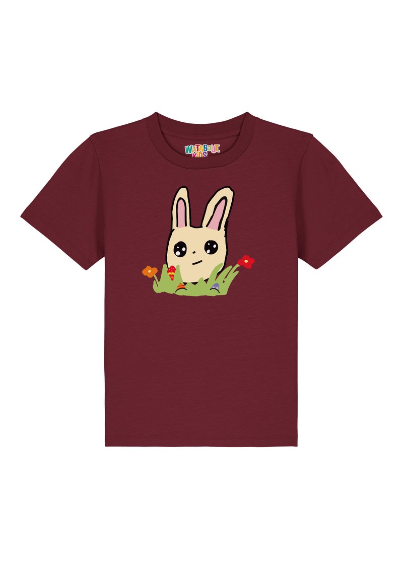 Bordeauxrotes T-Shirt mit kurzen Ärmeln und einem Cartoon-Hasen-Motiv, umgeben von Gras und bunten Blumen. Hergestellt aus weichem Baumwollstoff.