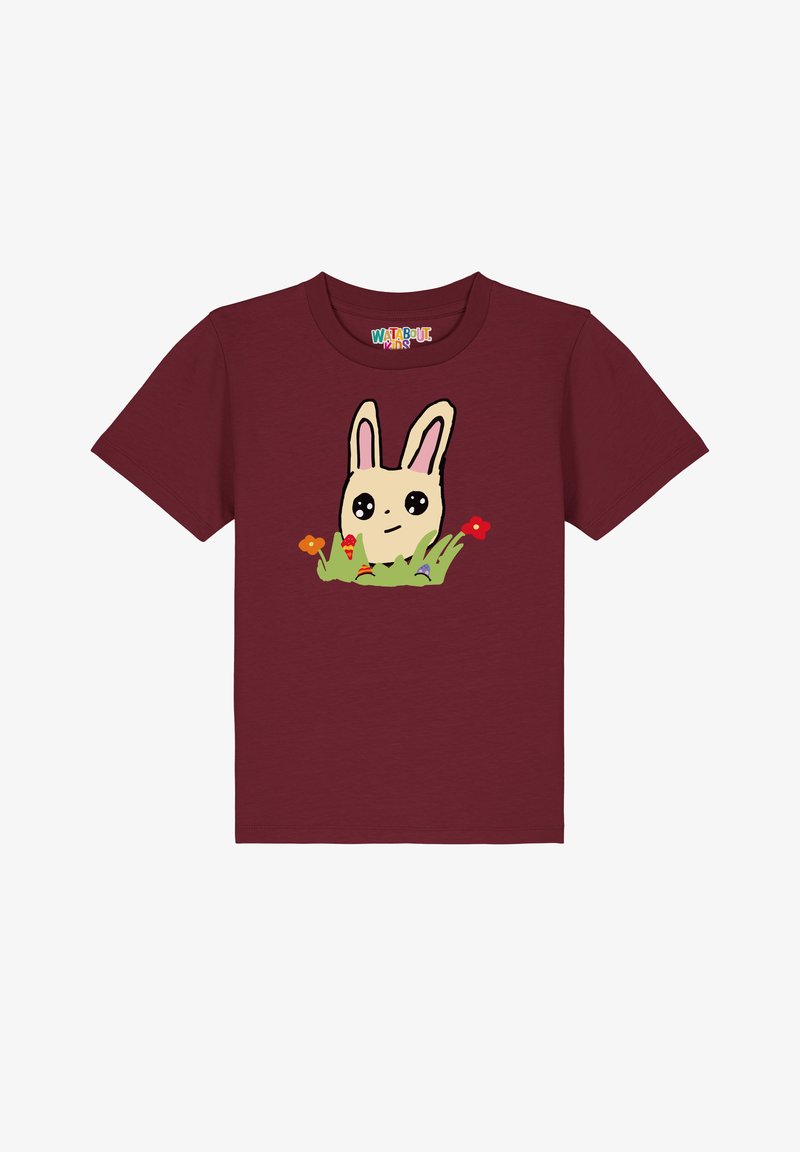 T-shirt court à manches courtes de couleur bordeaux, avec un design de lapin en dessin animé, entouré d'herbe et de fleurs colorées. Fabriqué en coton doux.