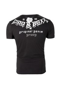 Zwarte t-shirt met korte mouwen en gedurfde witte grafische tekst op de achterkant, met "ZIPPO & BOXX," "1996," en "originelen denim merk."