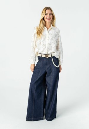 Coster Copenhagen, FLOWER STRUCTURE - Button-down blouse - creme