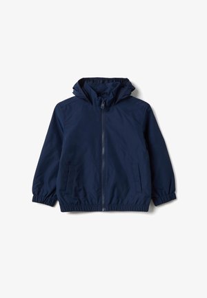 Chaqueta con capucha azul marino con cierre frontal de cremallera, puños elásticos y dos bolsillos laterales, diseñada para niños.