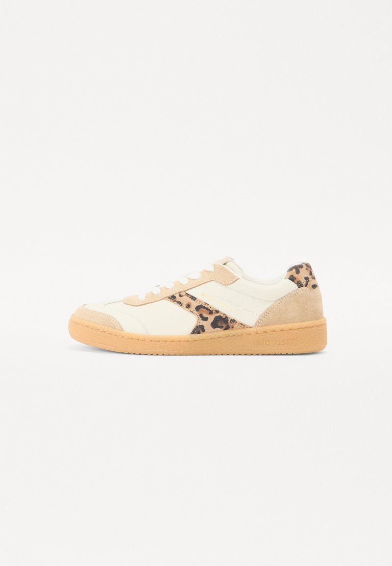 Beige és fehér felsőrészű sneaker, leopárdmintás panellel. Világos barna gumitalp, texturált részletek és lapos fűzők.