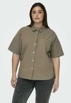 Chemise khaki à manches courtes en coton, dotée d'une fermeture à boutons sur le devant, d'un col et d'une poche poitrine. Texture lisse avec des boutons argentés.