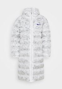 Vit och grå marmorérad lång vadderad kappa med huva, full frontdragkedja och blå Nike swoosh-logotyp på bröstet.