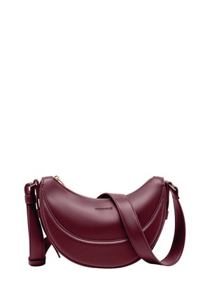 Burgundská křížová kabelka ve tvaru měsíce z kůže s nastavitelným popruhem a zapínáním na zip, s jemným ražením značky na přední straně.