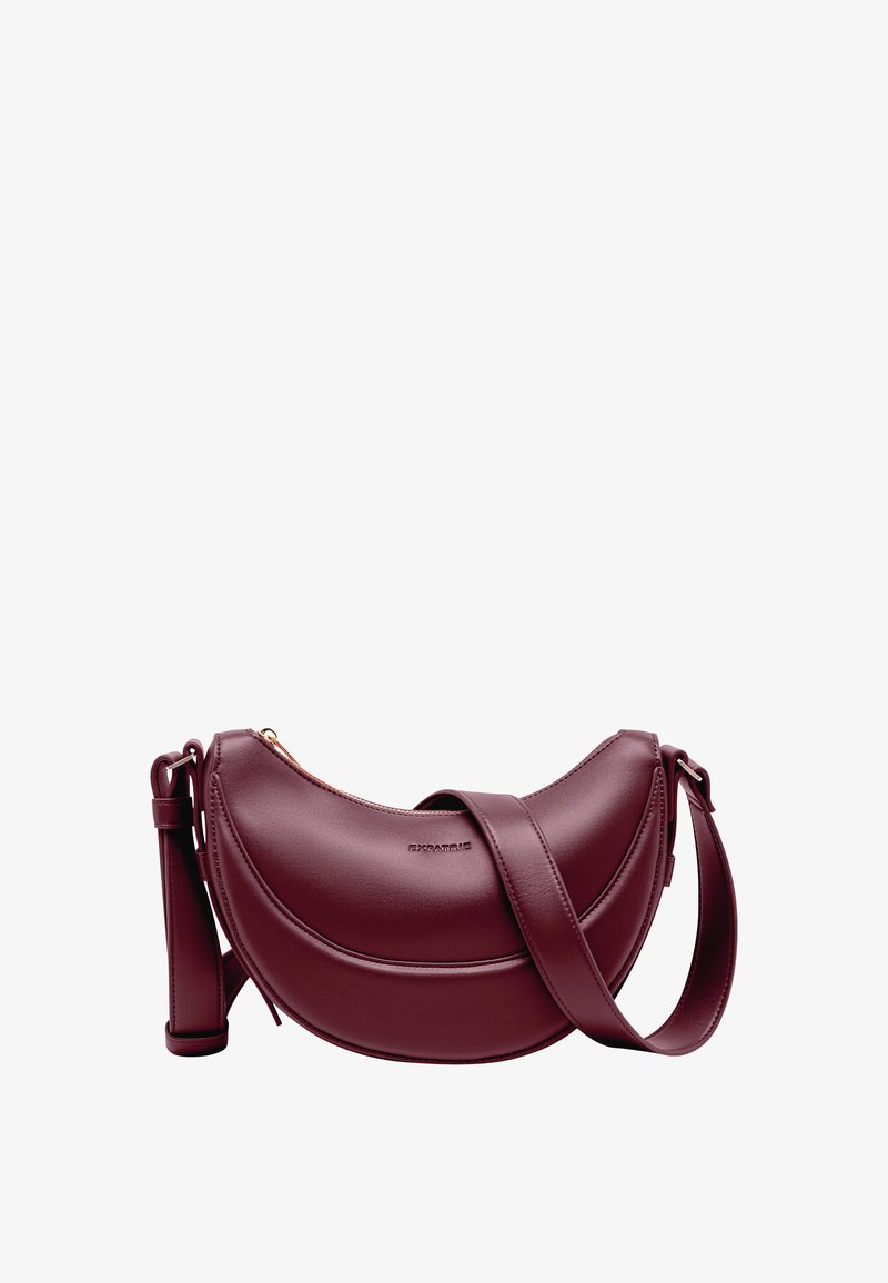 Borsa a tracolla in pelle color bordeaux a forma di mezzaluna con tracolla regolabile e chiusura con cerniera, con sottile rilievo del marchio sulla parte anteriore.