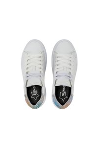 Sneaker bianche con stringhe, con dettagli luccicanti multicolore sul tallone e soletta nera marchiata con una stella bianca e il logo "SUN68".