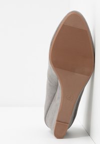 Dorothy Perkins Lodičky na klínu - grey