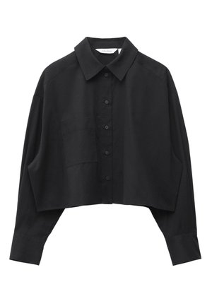 Mustapilkullinen lyhyt pitkähiha-paita, jossa on terävä kaulus, napillinen etukappale ja yksi rinnatasku, valkoisella taustalla esitetty.