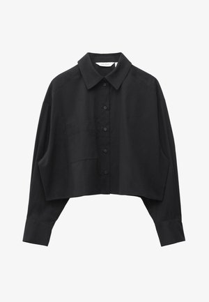 Mustapilkullinen lyhyt pitkähiha-paita, jossa on terävä kaulus, napillinen etukappale ja yksi rinnatasku, valkoisella taustalla esitetty.