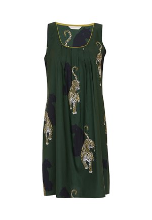 Vestito senza maniche di colore verde scuro con pieghe, caratterizzato da un motivo di leopardi in movimento e pantere nere, con scollatura a forma di cuore e rifinitura gialla.