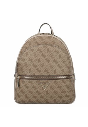Sac à dos beige de designer avec monogramme à motif répétitif, poche avant zippée avec tirette en métal, et plaque de logo triangulaire de la marque au centre avant.