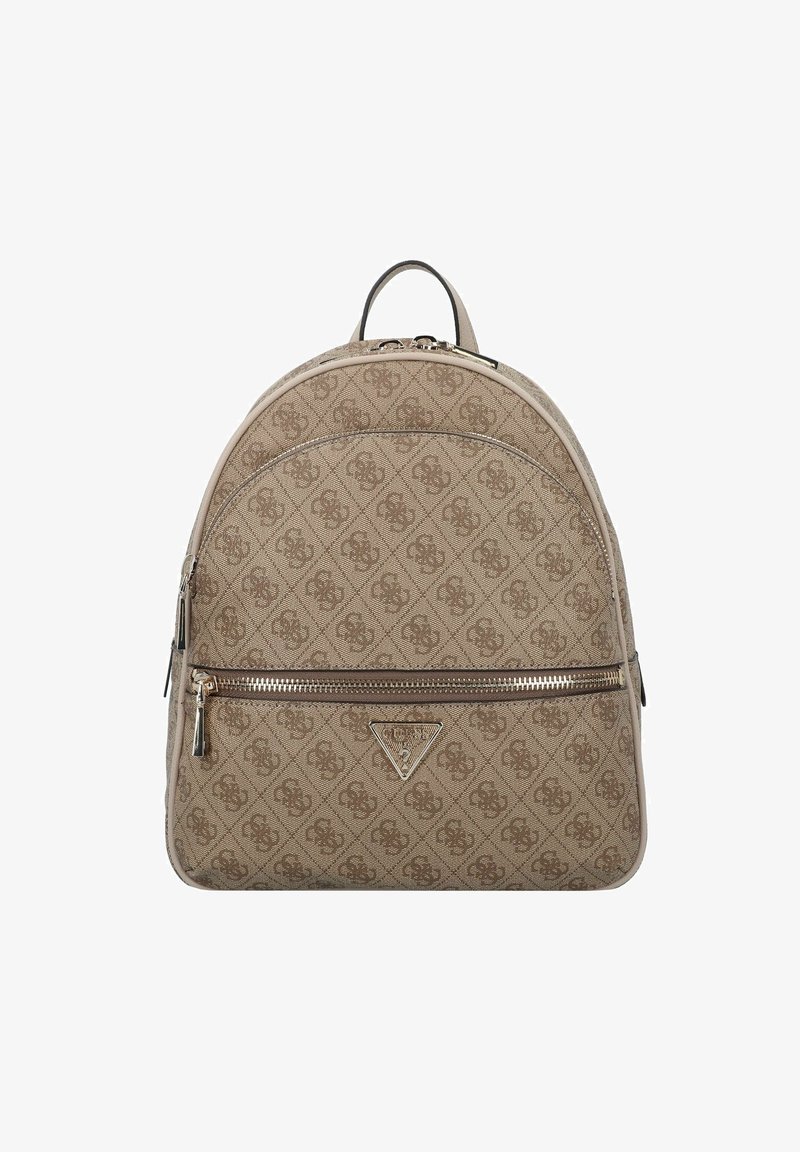 Sac à dos beige de designer avec monogramme à motif répétitif, poche avant zippée avec tirette en métal, et plaque de logo triangulaire de la marque au centre avant.