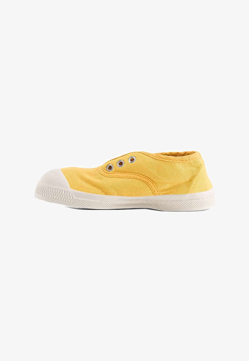 Baskets en toile jaunes à enfiler avec semelle en caoutchouc blanche et bout renforcé, œillets métalliques, sans lacets, vues de côté sur fond blanc.
