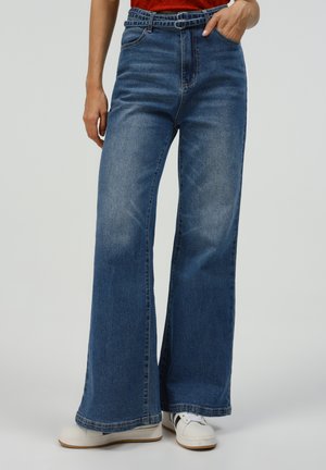 Bredde denimjeans med lys blå vask, med en midjehøyde og beltehemper, avsluttet med en glatt tekstur og subtile sømdetaljer.