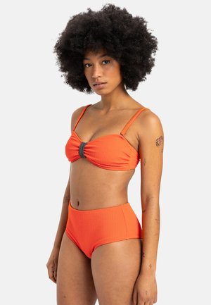 Pomarańczowy bikini z prążkowanego materiału, posiadające górę w stylu bandeau z centralnym czarnym akcentem oraz regulowanymi ramiączkami. Majteczki o wysokim stanie dopełniają projekt góry.
