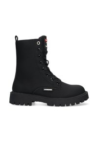 Botas negras con cordones que presentan un material texturizado, punta redonda, suela gruesa y una lengüeta en el talón. Incluye un detalle de logo en el lateral.