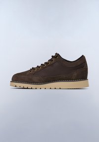 Sneaker in suede marrone e mesh con suola beige, punta rotonda, cuciture a contrasto e occhielli in metallo per i lacci. Design a punta bassa per una maggiore traspirabilità.