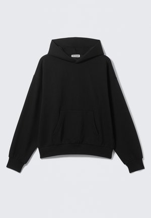 Sudadera negra con capucha, con un bolsillo frontal, corte holgado, puños y dobladillo de canalé. Tela suave con un minimalista logo en el cuello.