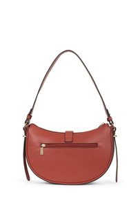 Czerwona torba na ramię z fakturowanej skóry, charakteryzująca się zakrzywionym kształtem, regulowanym paskiem, przednią kieszenią na zamek błyskawiczny oraz złotymi elementami ozdobnymi.