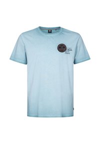 Lys blå bomulds t-shirt med korte ærmer, rund hals, med et rundt patch på venstre bryst og trykt tekst.
