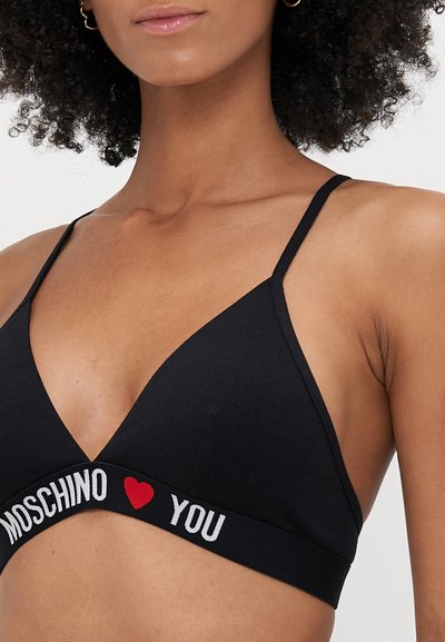 Czarna bawełniana braletka z głębokim dekoltem w literę V, cienkimi ramiączkami i elastycznym paskiem z napisem "MOSCHINO ♥ YOU" w wyrazistych białych i czerwonych literach.