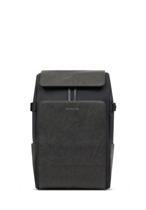 Schwarzer und dunkelgrauer rechteckiger Rucksack mit Klappenverschluss, vorne Reißverschlusstasche, Seitentaschen und "Kapten & Son"-Logo auf der Vorderseite.
