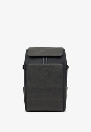 Schwarzer und dunkelgrauer rechteckiger Rucksack mit Klappenverschluss, vorne Reißverschlusstasche, Seitentaschen und "Kapten & Son"-Logo auf der Vorderseite.