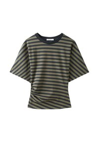 T-shirt à manches courtes avec des rayures horizontales vert foncé et noir et un col rond noir uni, légèrement froncé à la taille.
