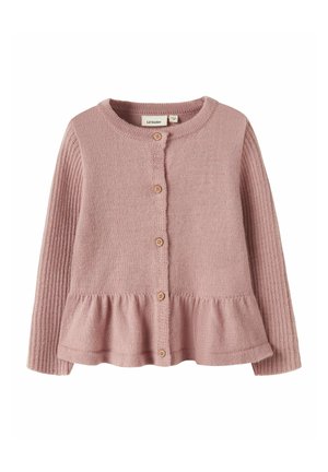 Cardigan bébé rose tricoté à manches longues avec encolure ronde, cinq boutons en bois sur le devant et un ourlet peplum froncé.
